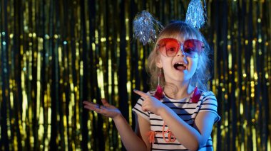 Modaya uygun genç kız arka planda duran mavi neon ışıkları ve boş alandaki noktalar, kabul.