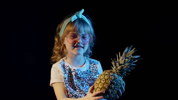 Fille élégante à la mode dans les lunettes de soleil avec le chant de l'ananas, en train de s'amuser au club cyberpunk disco — Photo