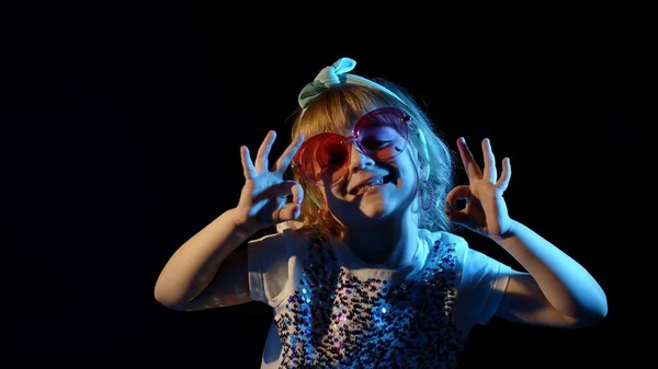 Mode, hinreißendes Mädchen, das allein tanzt und in einem futuristischen Nachtclub mit Neonlicht ein Ok-Zeichen zeigt — Stockfoto
