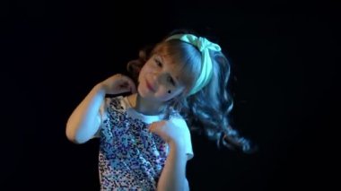 Genç kız müzik dinliyor, dans ediyor, surat asıyor, disko siber punk gece kulübünde takılıyor.