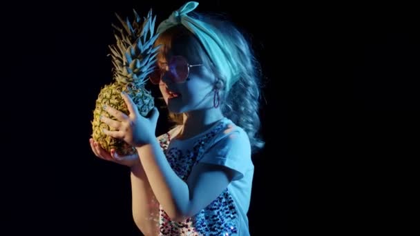 Trendig snygg tjej i solglasögon med ananas sång, skojar runt på disco cyberpunk klubb — Stockvideo