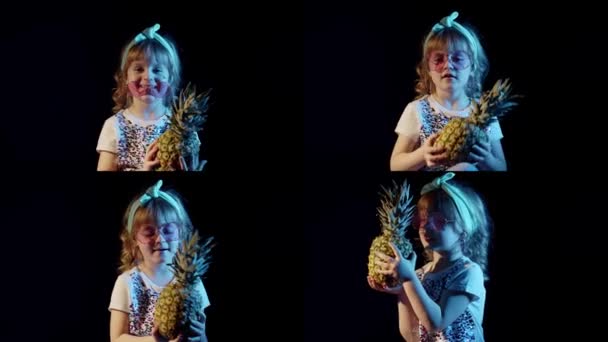 Snygg tonåring kaukasiska unge flicka med ananas står på svart bakgrund sång, lura runt — Stockvideo