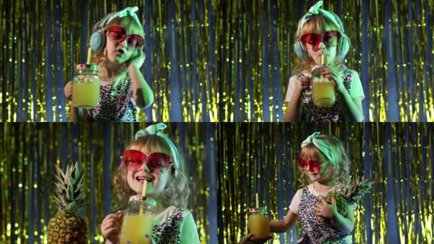 Enfant élégant à la mode avec jus de fruits d'ananas dans un club futuriste avec lumière au néon — Video