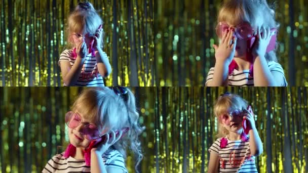 Dziewczyna w różowych okularach rozmawia przez telefon komórkowy z przyjacielem w klubie nocnym z neonowym niebieskim światłem, collage — Wideo stockowe