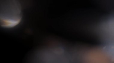 Projeler için ışık sızıntısı 4K görüntü, optik parlaklık lensi bokeh geçiş arkaplanı örtüyor