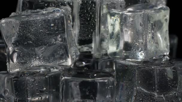 Giet frisdrank, alcohol wodka, tequila, gin, water in drinkglas met ijsblokjes, slow motion — Stockvideo