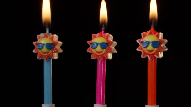 Velas festivas de aniversário em forma de sol em óculos de sol girando, girando isolado no fundo preto — Vídeo de Stock