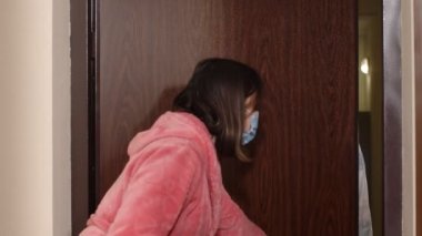 Aşı ampule sahip bir doktor, Coronavirus 'a karşı aşı öneren bir hastayı evinde ziyaret ediyor.