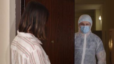 Evinde Coronavirus 'a karşı aşı öneren kağıt üzerinde yazılı bir tıp çalışanı.