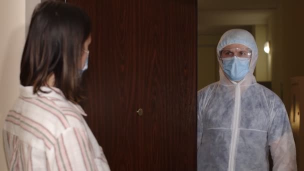 Médico com vacina visitando mulher em casa oferecendo vacinação contra pandemia de coronavírus — Vídeo de Stock