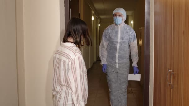 ワクチンを持つ医療従事者が自宅で女性を訪問し、コロナウイルスパンデミックに対する予防接種を提供 — ストック動画