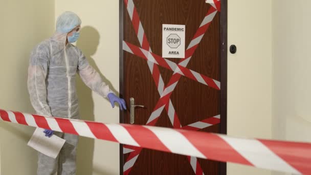 Pracownik medyczny otwierający drzwi wejściowe, chora rodzina kobiety z córką w domu podczas koronawirusu — Wideo stockowe