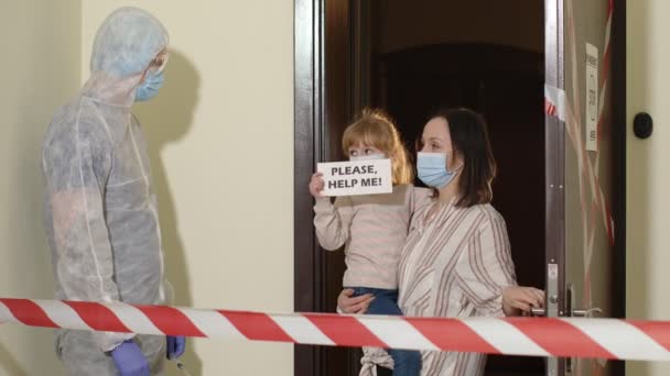 Γιατρός με εμβόλιο επισκέπτεται μητέρα με κόρη στο σπίτι προσφέροντας εμβολιασμό κατά του κορωναϊού — Αρχείο Βίντεο