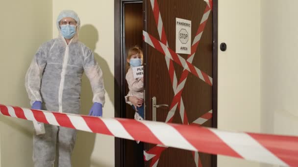 Άρρωστη οικογένεια της μητέρας και της κόρης ανοίγοντας την πόρτα για το γιατρό, concoronavirus καραντίνα έννοια κλείδωμα — Αρχείο Βίντεο