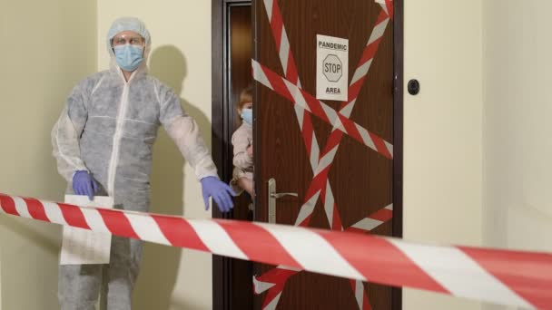 Trabalhador médico visitando a família de mãe e filha em casa durante o bloqueio de quarentena do coronavírus — Vídeo de Stock