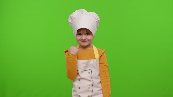 Gyermek lány öltözött szakács szakács pék integetett kezét, kérve, hogy kövesse vagy csatlakozzon, üdvözlöm, hello hi gesztus — Stock videók