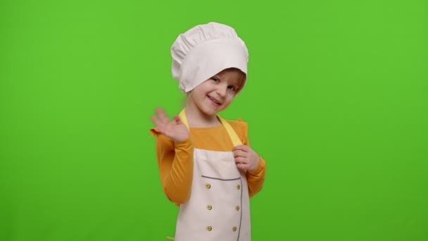 Bambino ragazza bambino vestito da cuoco mani agitando chef, chiedendo di seguire o aderire, benvenuto, ciao gesto — Video Stock