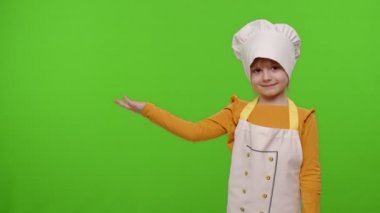 Aşçı gibi giyinmiş çocuk boş yeri işaret ediyor. Reklam logonuz için.