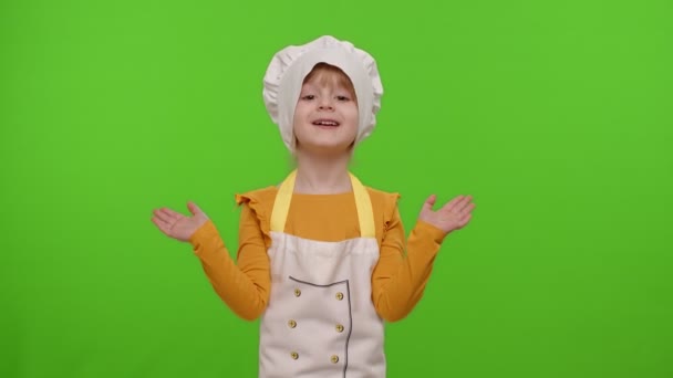 Κορίτσι ντυμένος σαν σεφ μάγειρας δείχνει προς τα δεξιά και αριστερά στο κενό χώρο για το λογότυπο διαφήμιση — Αρχείο Βίντεο