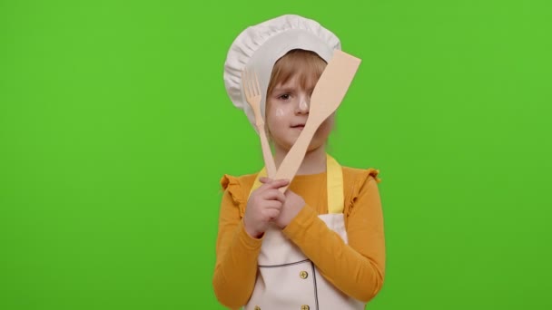 Criança menina criança vestida como cozinheiro chef com garfo e espátula, mostrando símbolo de rejeição, desacordo — Vídeo de Stock
