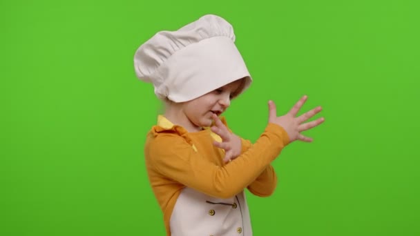 Bambino divertente ragazza vestita cuoco cuoco panettiere in grembiule e cappello ballare, scherzare, fare facce — Video Stock