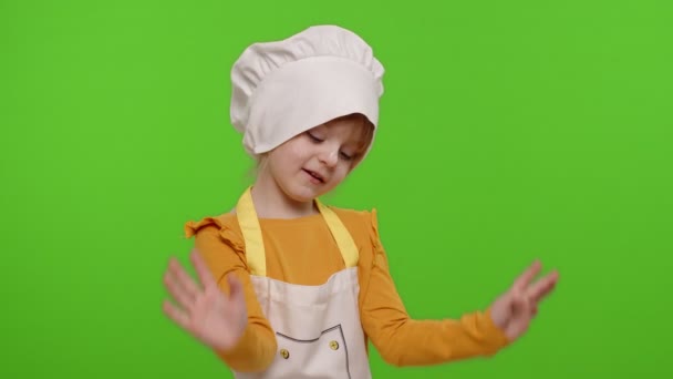 Enfant drôle fille enfant habillé cuisinier boulanger en tablier et chapeau dansant, s'amuser, faire des visages — Video
