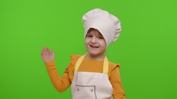 Grappig kind meisje kind gekleed kok chef-kok bakker in schort en hoed dansen, rotzooien rond, het maken van gezichten — Stockvideo