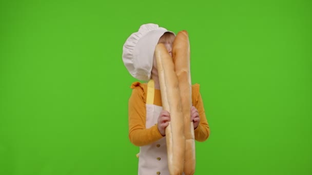 Barnflicka kock kock bagare i förkläde och hatt sniffa två baguetter, lura runt, dansa — Stockvideo