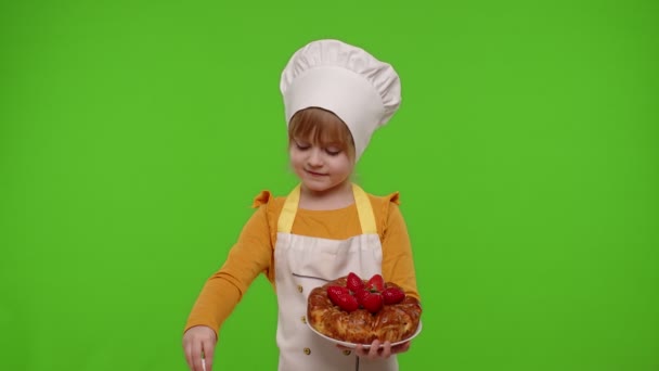 Niño niña vestido como cocinero chef espolvorear pastel de fresa con azúcar en polvo, croma clave fondo — Vídeos de Stock