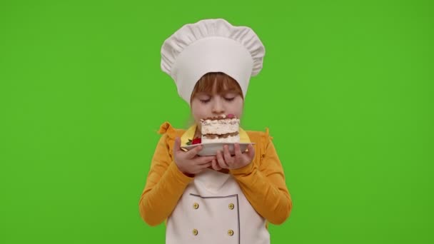 Bambino ragazza bambino vestito da cuoco professionista chef mostrando mangiare gustosa torta di fragole fatta a mano — Video Stock
