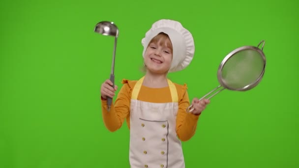 面白い子の女の子料理人パン屋でエプロンと帽子ダンスでふるいとladle 、周りをだます — ストック動画