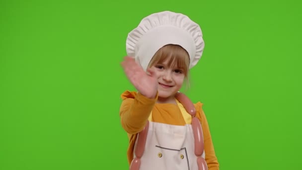 Holčička vaří kuchařku mávající rukama, prosí, aby ji následovala, vítejte, ahoj, hi gesto na klíči chroma — Stock video