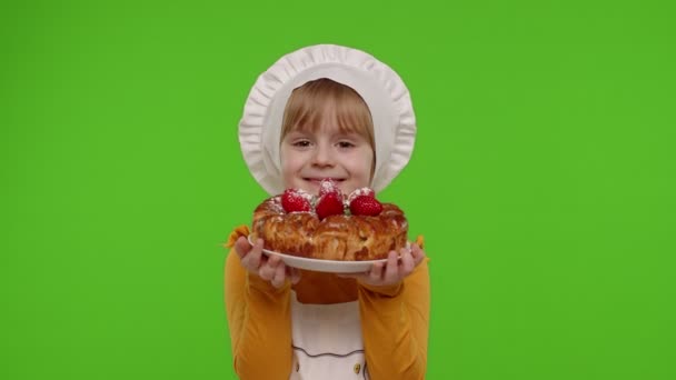 Gyermek lány gyerek öltözött szakács öntözni eper torta cukormázas cukor, chroma kulcs háttér — Stock videók