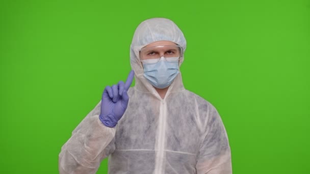 Doktor v ochranném obleku OOP nesouhlasí s tím, že výstraha odmítá nebezpečné žádné znamení na chromatickém klíči — Stock video