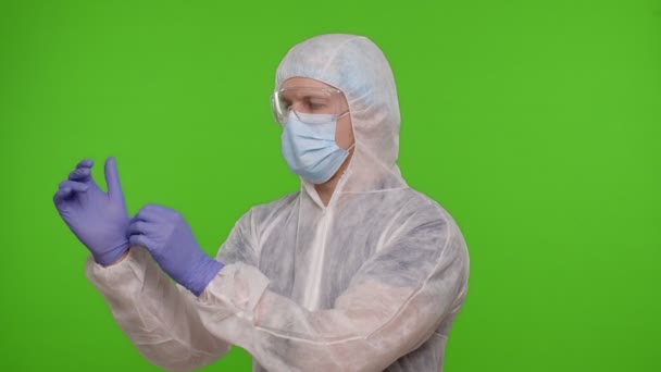 Orvosi dolgozó orvos egyéni védőöltözet elkészítése, visel kézi kesztyű krómkulcs — Stock videók