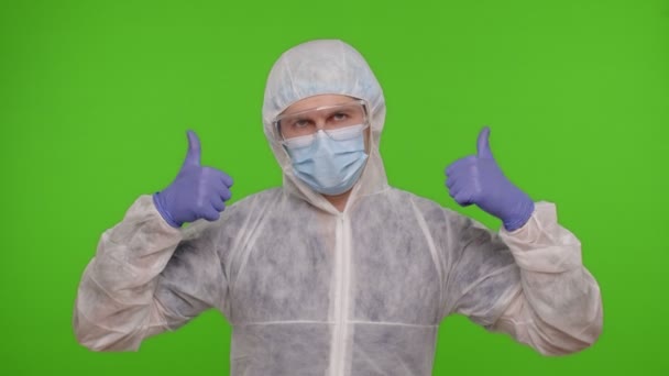 Medische dokter toont duimen omhoog teken, als gebaar, tevreden met het succesvol verslaan van het coronavirus — Stockvideo