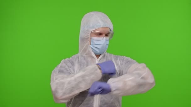 PPEスーツダンスの医師,勝利を祝う,コロナウイルスワクチン開発の成功 — ストック動画