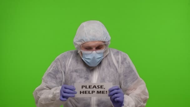 Doctor in PPE pak met tekst inscriptie - Alsjeblieft, Help me n chroma sleutel, coronavirus pandemie — Stockvideo