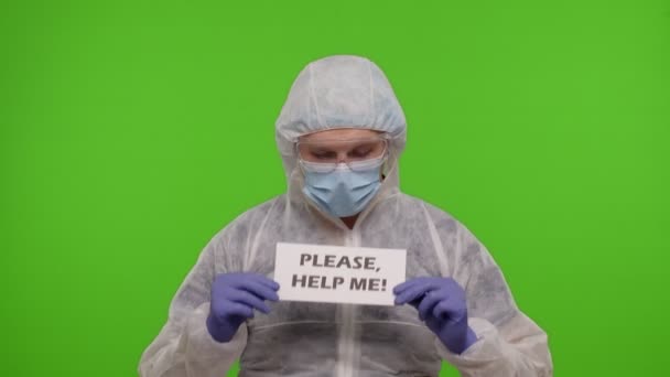 Doctor in PPE pak met tekst inscriptie slogan - Alsjeblieft, Help me n chroma sleutel, covid-19 epidemie — Stockvideo