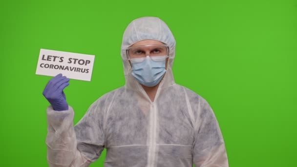 Lekarz w kombinezonie PPE ze strzykawką, ampułką i tekstem na papierze - Stacja szczepień Covid-19 — Wideo stockowe