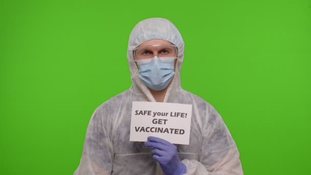 Врач со шприцем, ампулой и текстовым слоганом на бумаге Safe Your Life Get Vaccinated, coronavirus — стоковое видео