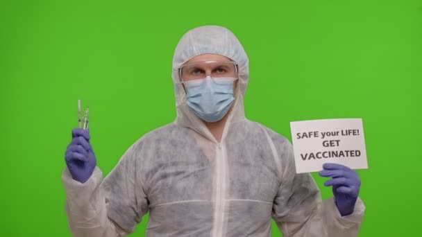 Dokter met spuit, ampul en tekst slogan op papier Veilig je leven Laat je vaccineren, coronavirus — Stockvideo