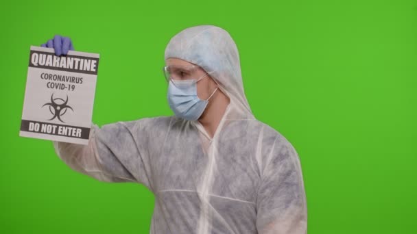 Médecin en costume montrant le slogan du texte d'avertissement sur papier - Quarantaine Covid-19 Coronavirus Ne pas entrer — Video