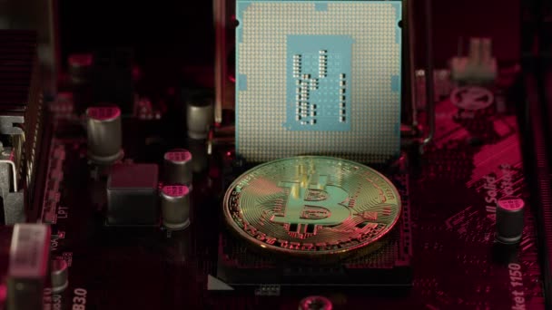 Bitcoin BTC e processador central de CPU em tecnologia digital pc motherboard, mineração criptomoeda — Vídeo de Stock