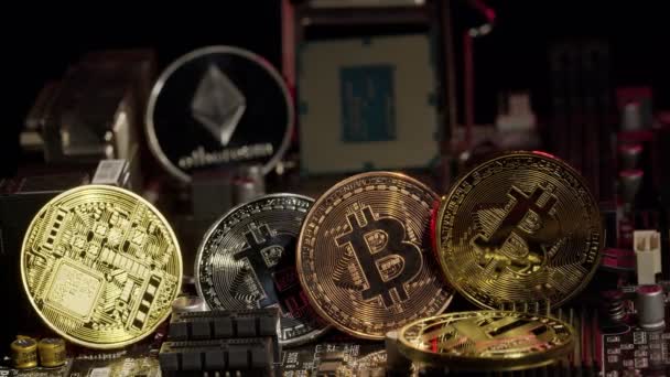 Bitcoin BTC, Litecoin, dijital bilgisayar anakartındaki Ethereum madeni paralar, kripto para madenciliği — Stok video