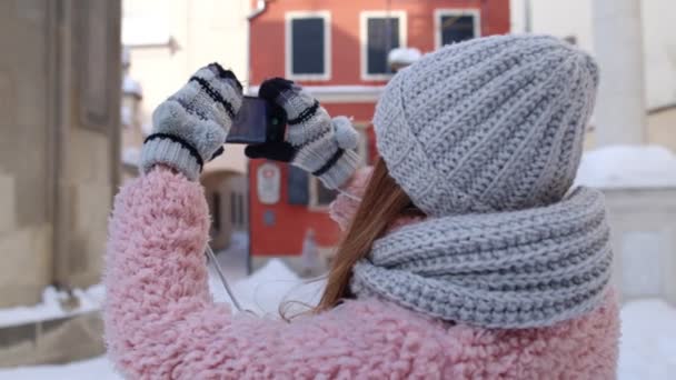 Vrouw toeristische fotograaf met smartphone, het nemen van foto 's, het maken van foto' s van gebouwen architectuur — Stockvideo