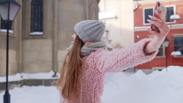 Chica turística blogger haciendo videollamada en el teléfono móvil, charlando con amigos comunicación a distancia — Vídeo de stock