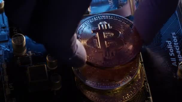 Bitcoinové BTC mince v zásuvce procesoru na základní desce digitálního PC, dolování kryptografické měny — Stock video