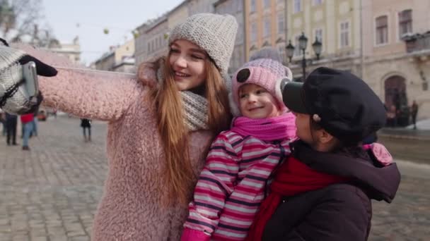 姉妹旅行者は、自撮り、ポーズをとって、街中の携帯電話でビデオ会議をする — ストック動画