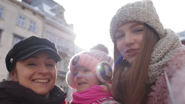 Lesbian ζευγάρι τουρίστες με το κορίτσι υιοθεσίας λήψη selfie ή κάνοντας βίντεο chat στο δρόμο της πόλης — Αρχείο Βίντεο